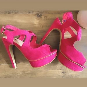 🔥  Fuchsia Platform Side Strap Heels  🔥